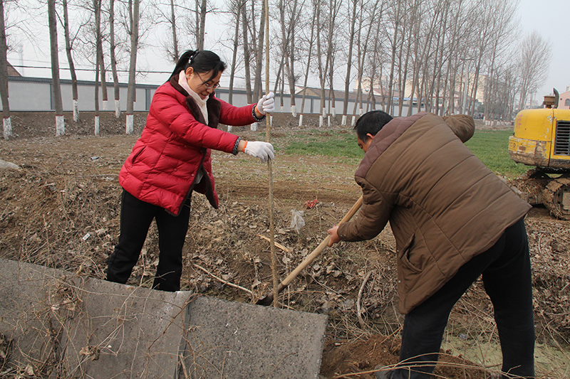 博農(nóng)集團(tuán)領(lǐng)導(dǎo)、基層黨政負(fù)責(zé)人等同志積極參加植樹(shù)活動(dòng)